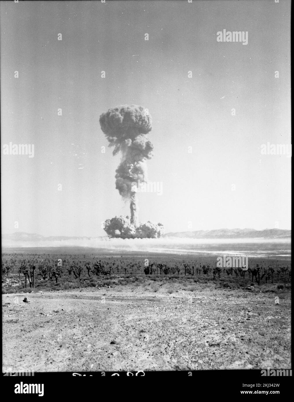 Projekt 30-65 - Detonation Von Operation Plumbob (Nevada Testgelände) FIZEAU-Feuerball und Wolke: Serie von 3-Bodensicht (2 von 3). Fotografien von atmosphärischen Nuklearversuchen auf Pacific Island und Nevada Testgelände. Stockfoto