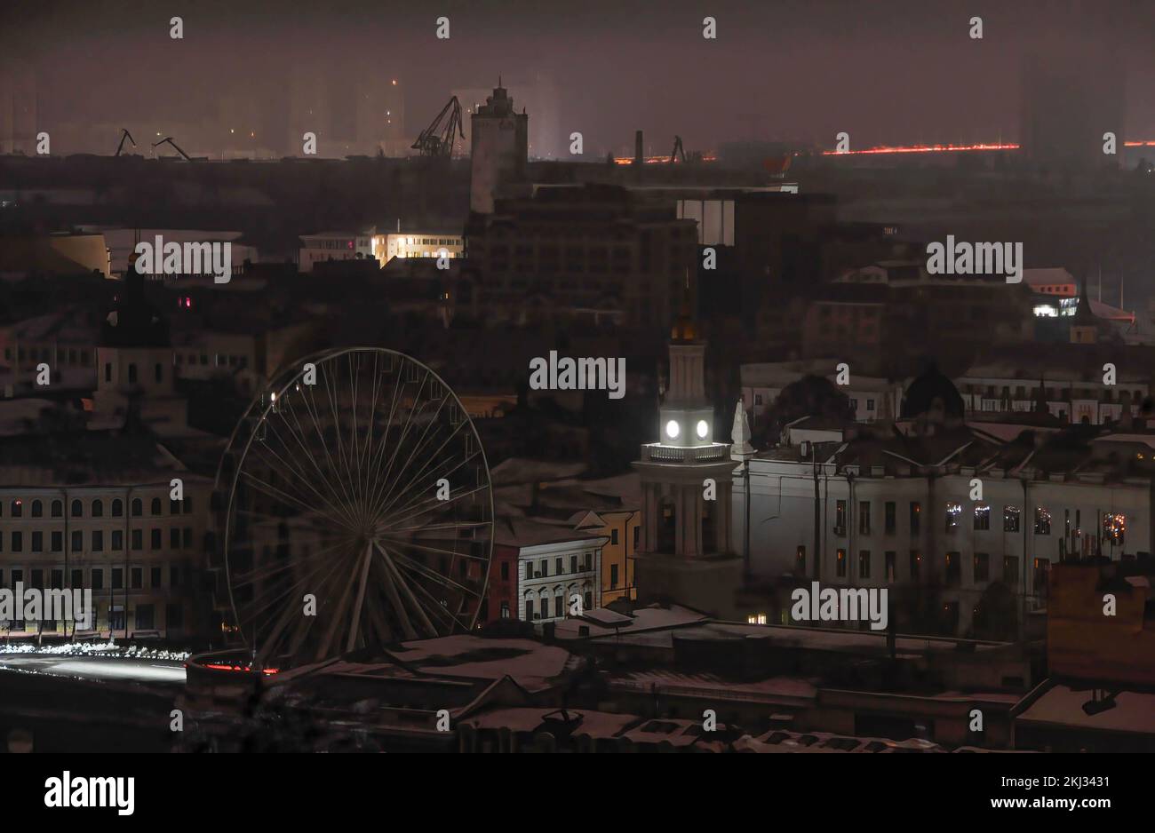 Kiew, Ukraine. 23.. November 2022. Allgemeiner Blick auf das dunkle Kiew. Am 23. November verübten russische Truppen einen weiteren massiven Raketenangriff, der zu einem Stromausfall in der gesamten Ukraine führte. Raketen griffen Wohngebäude und Energieinfrastrukturanlagen in Kiew und vielen Regionen der Ukraine an. (Kreditbild: © Sergei Chuzavkov/SOPA Images via ZUMA Press Wire) Stockfoto