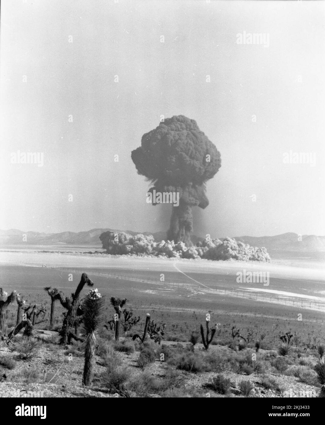 Projekt 30-65 - Detonation Von Operation Plumbob (Nevada Testgelände) FIZEAU-Feuerball: Serie von 3, Bodenansichten (2 von 3). Fotografien von atmosphärischen Nuklearversuchen auf Pacific Island und Nevada Testgelände. Stockfoto