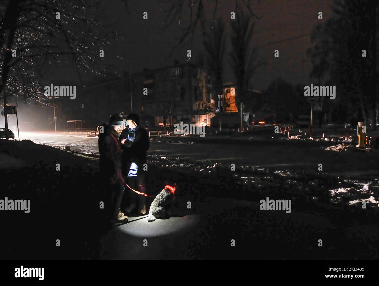 Kiew, Ukraine. 23.. November 2022. Die Leute benutzen Telefonlicht in einer dunklen Straße in Kiew. Am 23. November verübten russische Truppen einen weiteren massiven Raketenangriff, der zu einem Stromausfall in der gesamten Ukraine führte. Raketen griffen Wohngebäude und Energieinfrastrukturanlagen in Kiew und vielen Regionen der Ukraine an. (Kreditbild: © Sergei Chuzavkov/SOPA Images via ZUMA Press Wire) Stockfoto