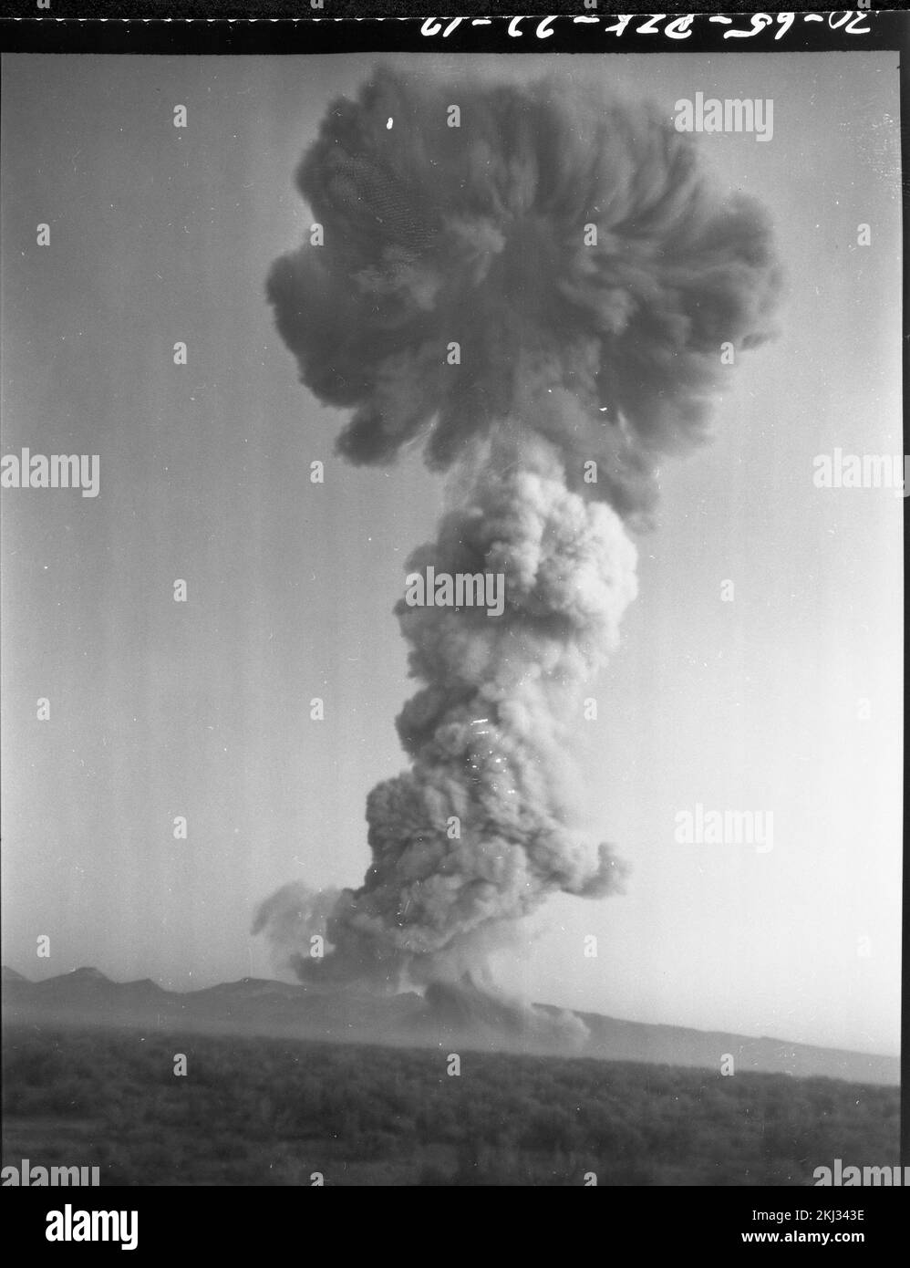 Projekt 30-65 - Detonation Von Operation Plumbob (Nevada Testgelände) GALILEO-Cloud, Bodenansicht. Fotografien von atmosphärischen Nuklearversuchen auf Pacific Island und Nevada Testgelände. Stockfoto