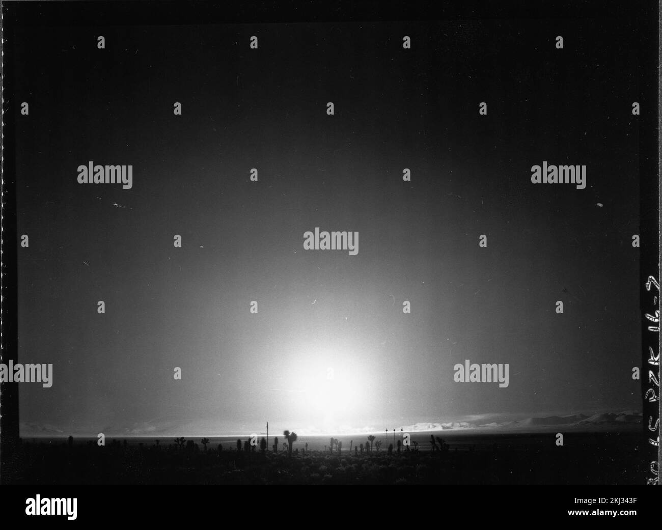 Projekt 30-65 - Detonation Von Operation Plumbob (Nevada Testgelände) HAUBENDETONATION: Serie von 7-Feuerball und Wolke, Bodenansichten (2 von 7). Fotografien von atmosphärischen Nuklearversuchen auf Pacific Island und Nevada Testgelände. Stockfoto