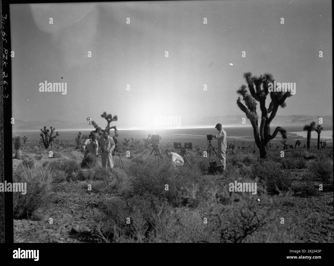 Projekt 30-65 - Detonation Von Operation Plumbob (Nevada Testgelände) FIZEAU-Feuerball: Serie von 4, Fotografen im Vordergrund (3 von 4). Fotografien von atmosphärischen Nuklearversuchen auf Pacific Island und Nevada Testgelände. Stockfoto