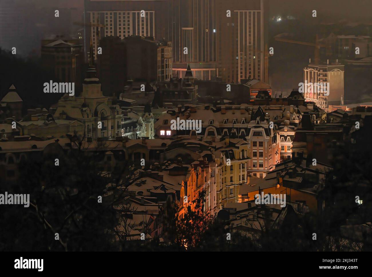 Kiew, Ukraine. 23.. November 2022. Allgemeiner Blick auf das dunkle Kiew. Am 23. November verübten russische Truppen einen weiteren massiven Raketenangriff, der zu einem Stromausfall in der gesamten Ukraine führte. Raketen griffen Wohngebäude und Energieinfrastrukturanlagen in Kiew und vielen Regionen der Ukraine an. (Kreditbild: © Sergei Chuzavkov/SOPA Images via ZUMA Press Wire) Stockfoto