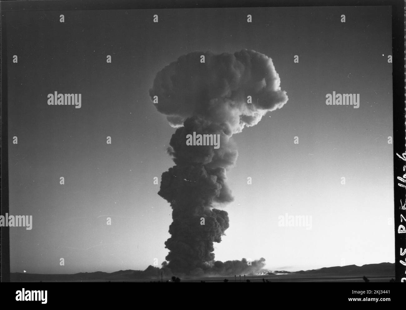 Projekt 30-65 - Detonation Von Operation Plumbob (Nevada Testgelände) HAUBENDETONATION: Serie von 7-Feuerball und Wolke, Bodenansichten (4 von 7). Fotografien von atmosphärischen Nuklearversuchen auf Pacific Island und Nevada Testgelände. Stockfoto