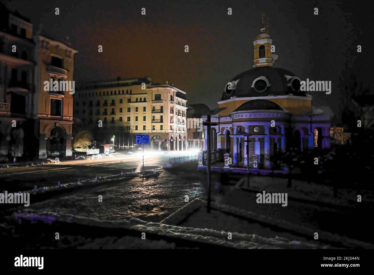 Kiew, Ukraine. 23.. November 2022. Autoscheinwerfer beleuchten eine dunkle Straße in Kiew. Am 23. November verübten russische Truppen einen weiteren massiven Raketenangriff, der zu einem Stromausfall in der gesamten Ukraine führte. Raketen griffen Wohngebäude und Energieinfrastrukturanlagen in Kiew und vielen Regionen der Ukraine an. (Kreditbild: © Sergei Chuzavkov/SOPA Images via ZUMA Press Wire) Stockfoto