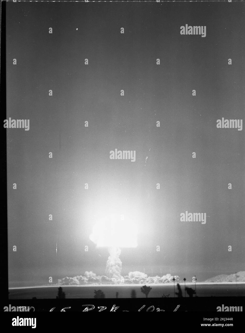 Projekt 30-65 - Detonation Von Operation Plumbob (Nevada Testgelände) HOOD Fireball, Bodenansicht (1 von 2). Fotografien von atmosphärischen Nuklearversuchen auf Pacific Island und Nevada Testgelände. Stockfoto