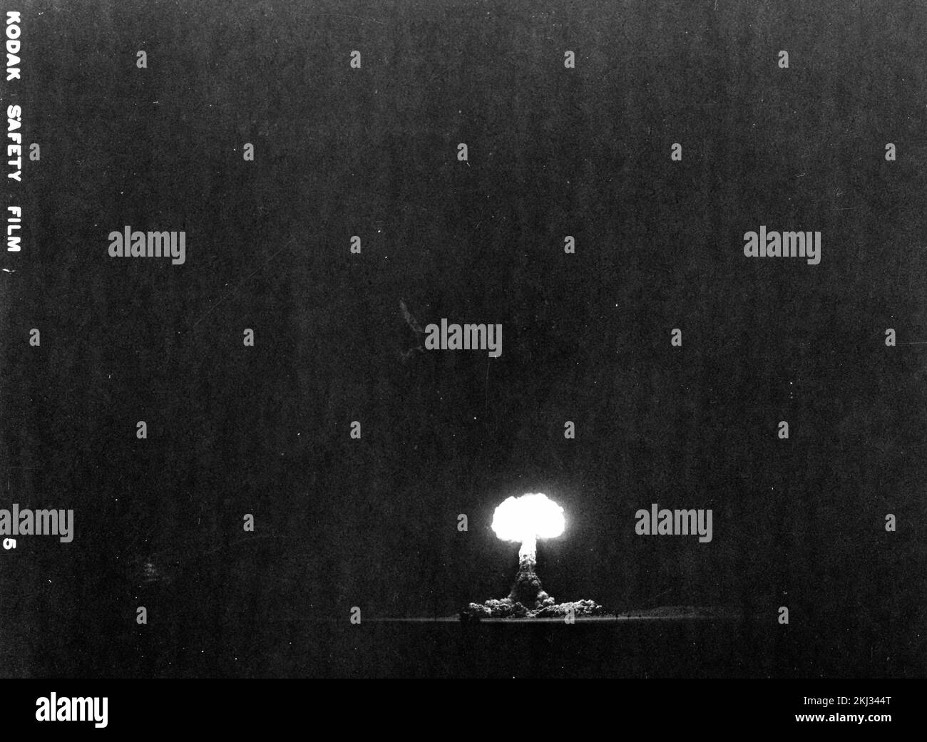 Projekt 30-65 - Detonation Von Operation Plumbob (Nevada Testgelände) HAUBENDETONATION: Serie von 7-Feuerball und Wolke, Bodenansichten (3 von 7). Fotografien von atmosphärischen Nuklearversuchen auf Pacific Island und Nevada Testgelände. Stockfoto