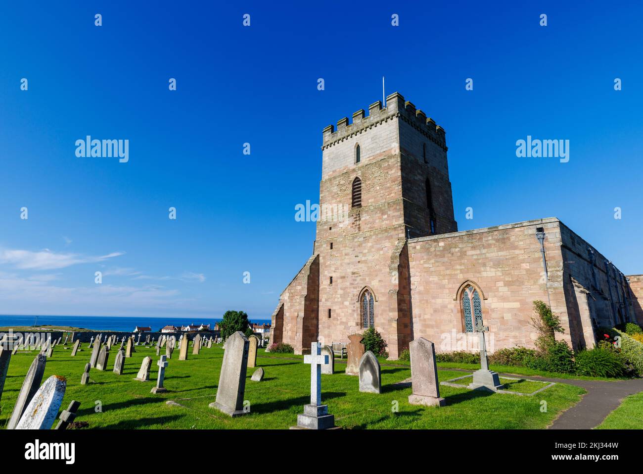 St. Aidan's Church in Bamburgh, ein Dorf in Northumberland an der Nordostküste Englands, das das Denkmal für Grace Darling enthält Stockfoto