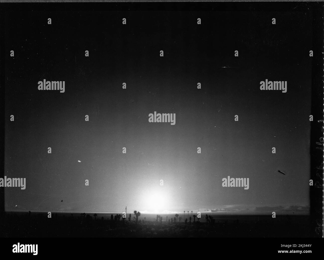 Projekt 30-65 - Detonation Von Operation Plumbob (Nevada Testgelände) HAUBENDETONATION: Serie von 7-Feuerball und Wolke, Bodenansichten (1 von 7). Fotografien von atmosphärischen Nuklearversuchen auf Pacific Island und Nevada Testgelände. Stockfoto
