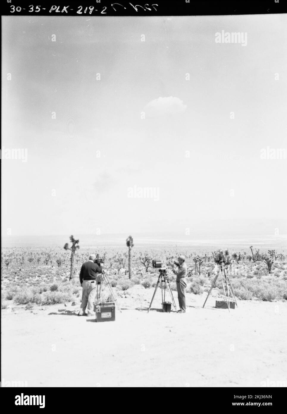 Projekt 30-35 - Detonation Des Operation Teapot (Testgelände Nevada) WESPEN PRIME Spätwolke, Bodenansicht, Fotografen im Vordergrund. Fotografien von atmosphärischen Nuklearversuchen auf Pacific Island und Nevada Testgelände. Stockfoto