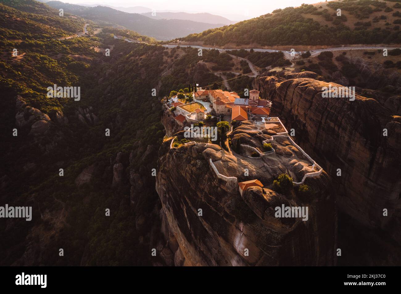 Luftaufnahme von der Drohne des Klosters in Meteora, Griechenland Goldene Stunde Sonnenuntergang Sonnenaufgang Stockfoto