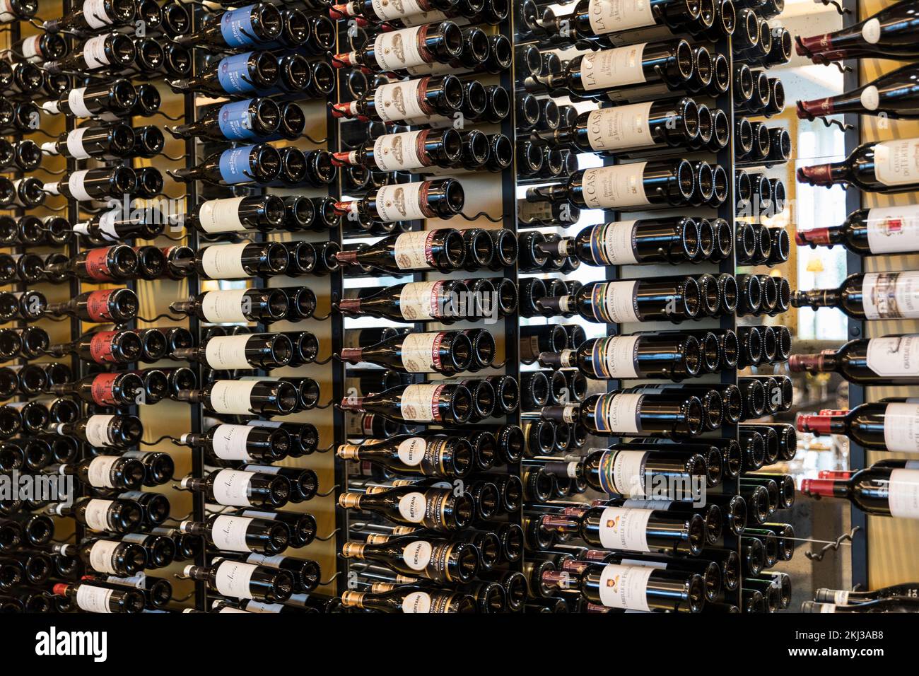 Flaschen Wein auf einem Regal Stockfoto