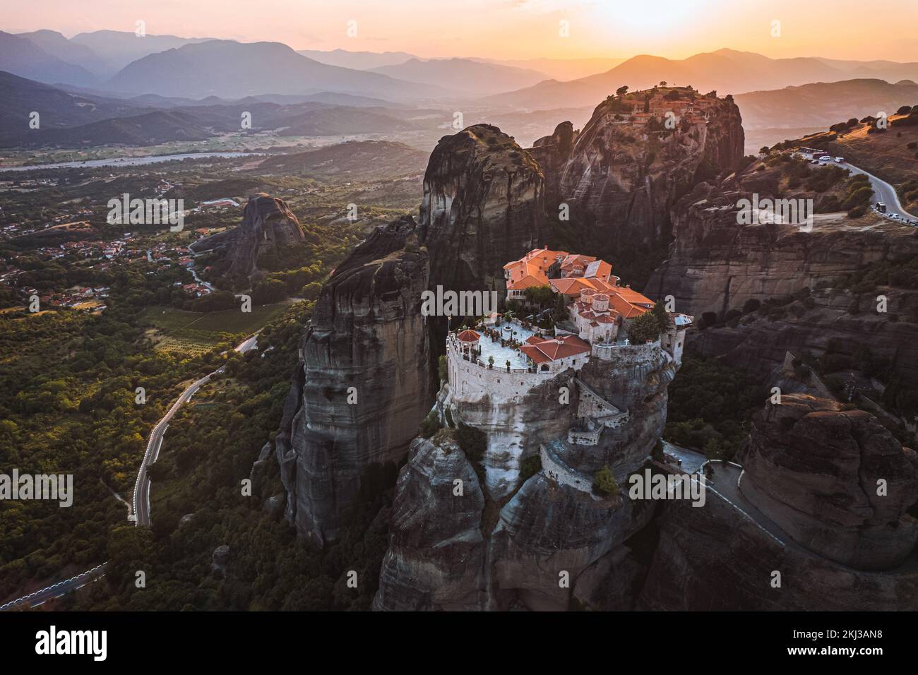 Luftaufnahme von der Drohne des Klosters in Meteora, Griechenland Goldene Stunde Sonnenuntergang Sonnenaufgang Stockfoto