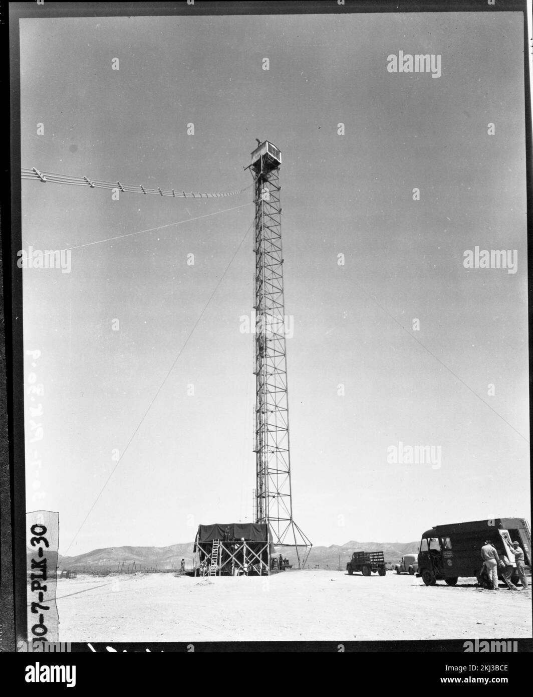 Projekt 30-7 – Testaktivitäten Für Operation Tumbler/Snapper (Testgelände Nevada). 300 cm Turm für EINFACHE Aufnahmen. Fotografien von atmosphärischen Nuklearversuchen auf Pacific Island und Nevada Testgelände. Stockfoto
