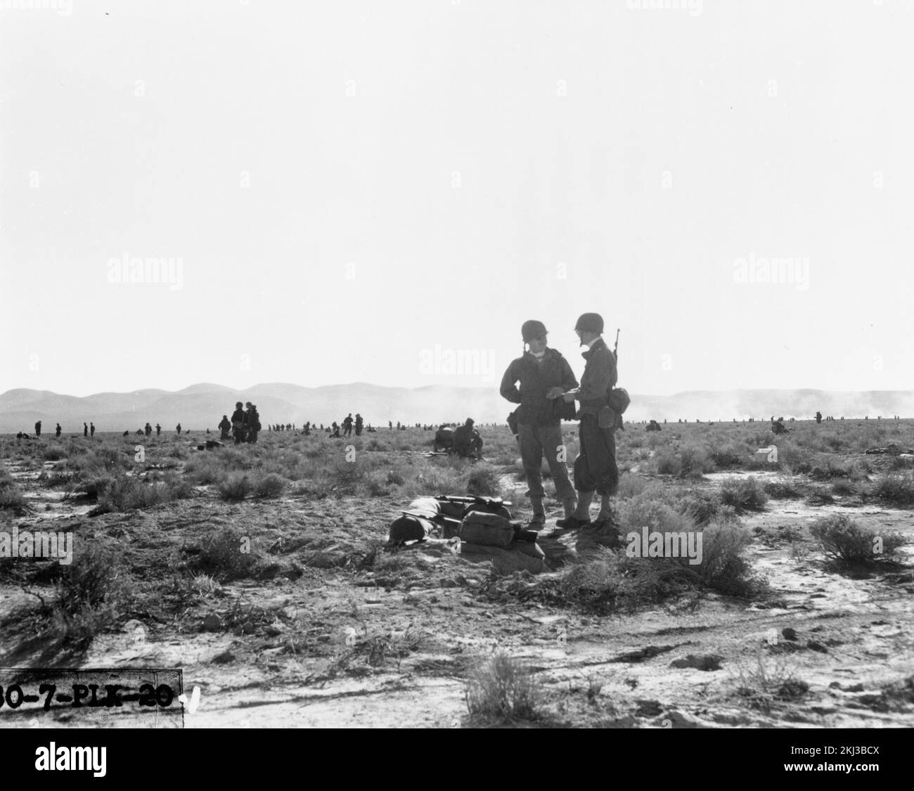 Projekt 30-7 – Testaktivitäten Für Operation Tumbler/Snapper (Testgelände Nevada). Marine Corp versammelt sich im Grabenbereich, vor CHARLIE. Fotografien von atmosphärischen Nuklearversuchen auf Pacific Island und Nevada Testgelände. Stockfoto