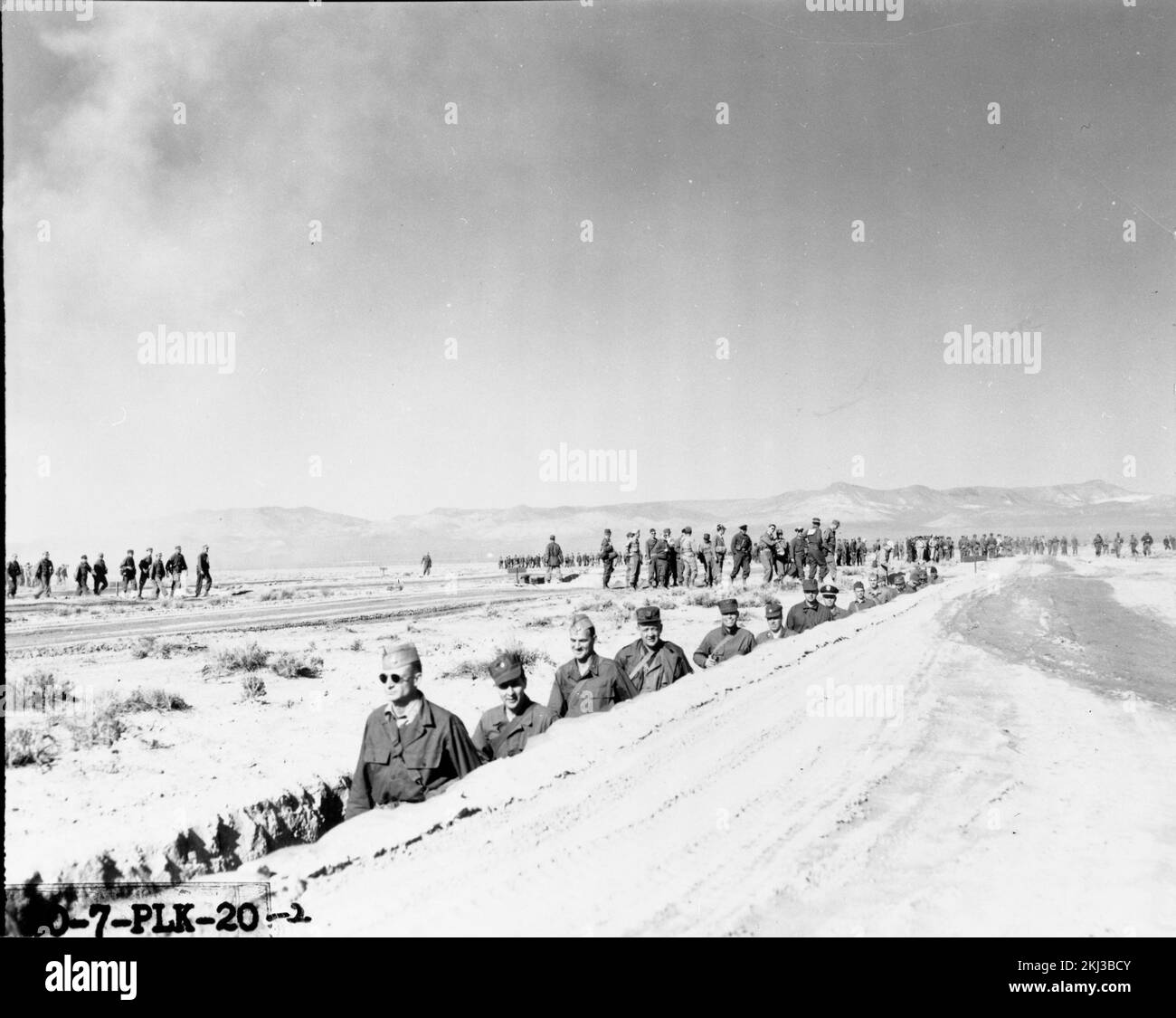 Projekt 30-7 – Testaktivitäten Für Operation Tumbler/Snapper (Testgelände Nevada). Beobachter kommen in den Schützengraben, vor CHARLIE. Fotografien von atmosphärischen Nuklearversuchen auf Pacific Island und Nevada Testgelände. Stockfoto