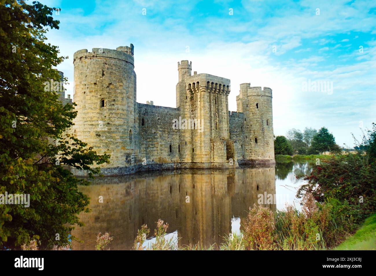 Burg Bodiam in East Sussex. Ein Eigentum des National Trust, aufgenommen auf Film in den frühen 1990er. Stockfoto