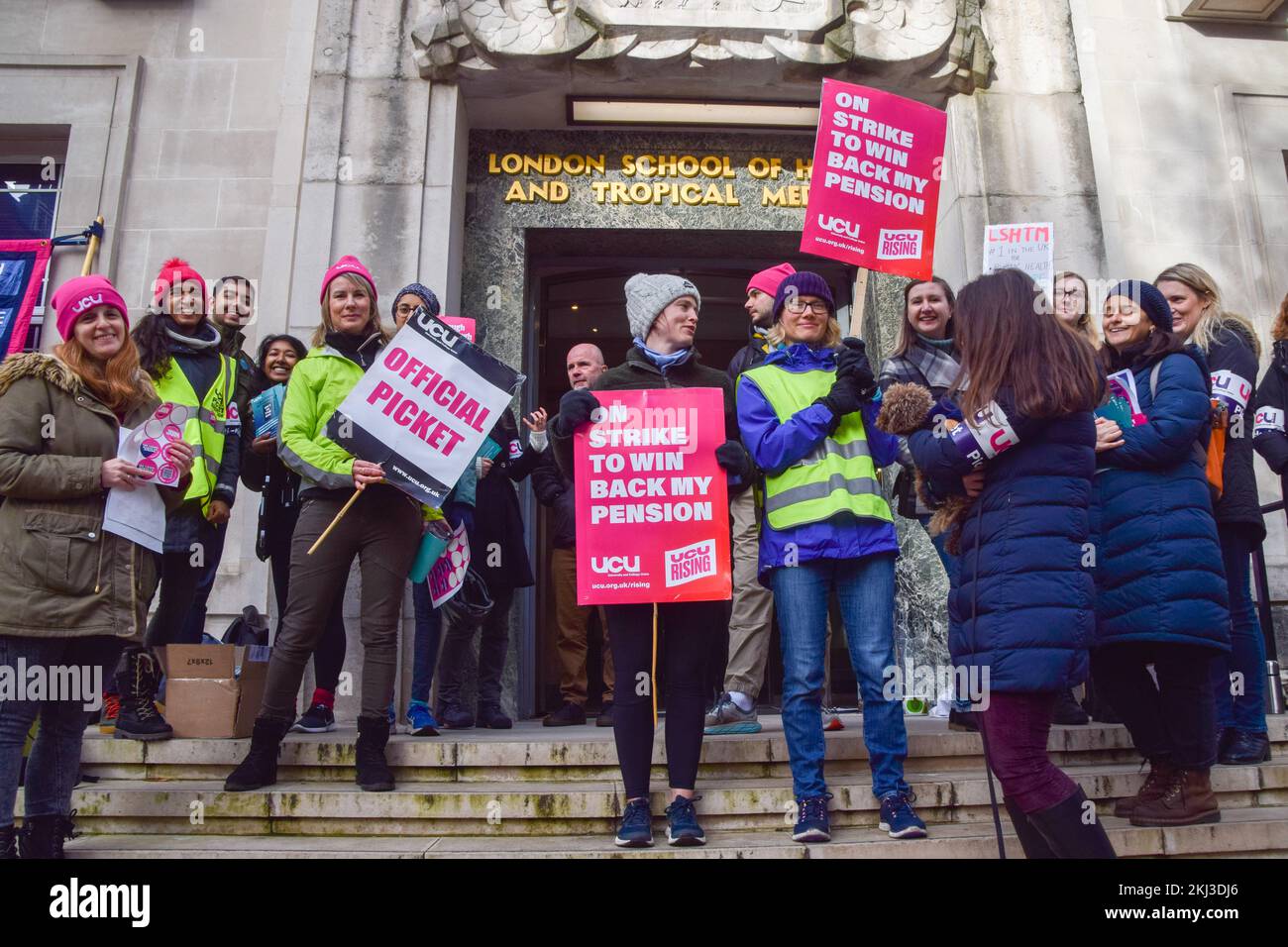 London, Großbritannien. 24.. November 2022 Staffelei der University and College Union (UCU) an der London School of Hygiene and Tropical Medicine (University of London). Die Hochschulmitarbeiter in ganz Großbritannien haben ihren bisher größten Streik über Gehälter, Renten und Arbeitsbedingungen begonnen. Stockfoto