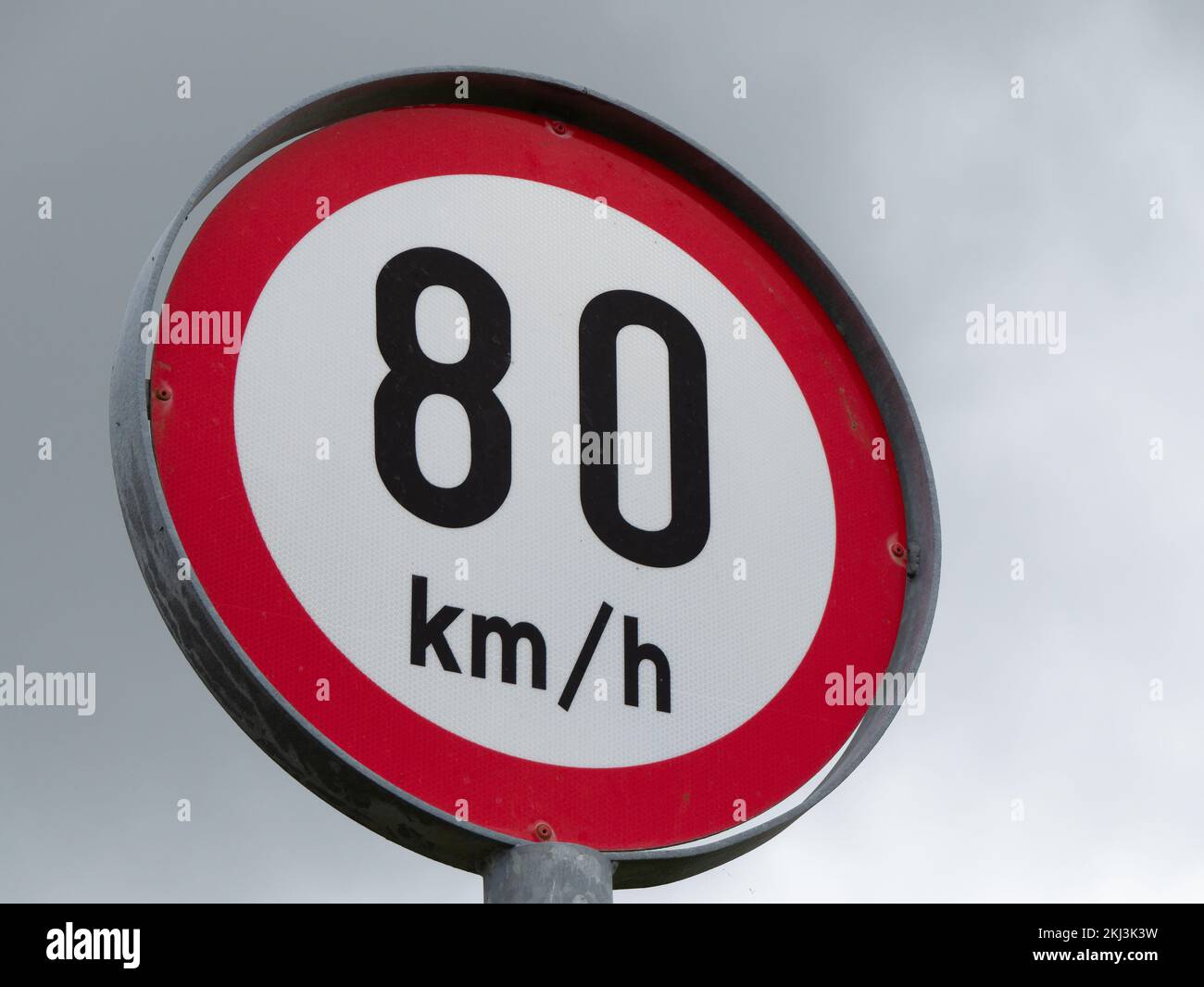 Rundes Zeichen, Geschwindigkeitsbegrenzung, Himmel. Zeichen warnen vor einer Höchstgeschwindigkeit von 80 km h. Stockfoto