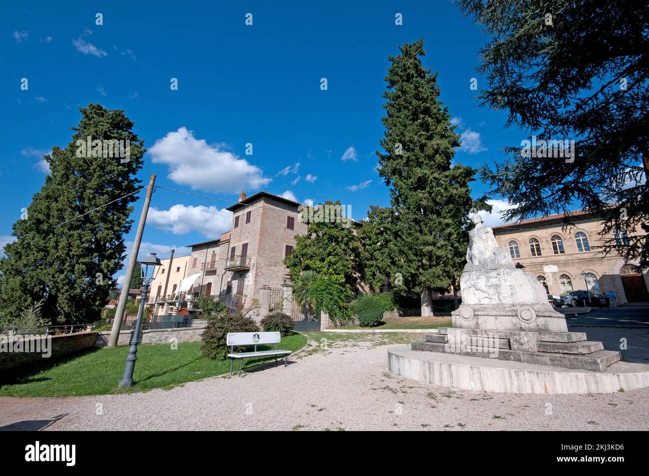 Milziade Magnini-Gärten mit Gedenkstätte für den Ersten Weltkrieg (vom peruanischen Bildhauer Torquato Tamagnini) im Dorf Deruta, Perugia, Umbrien, Italien Stockfoto