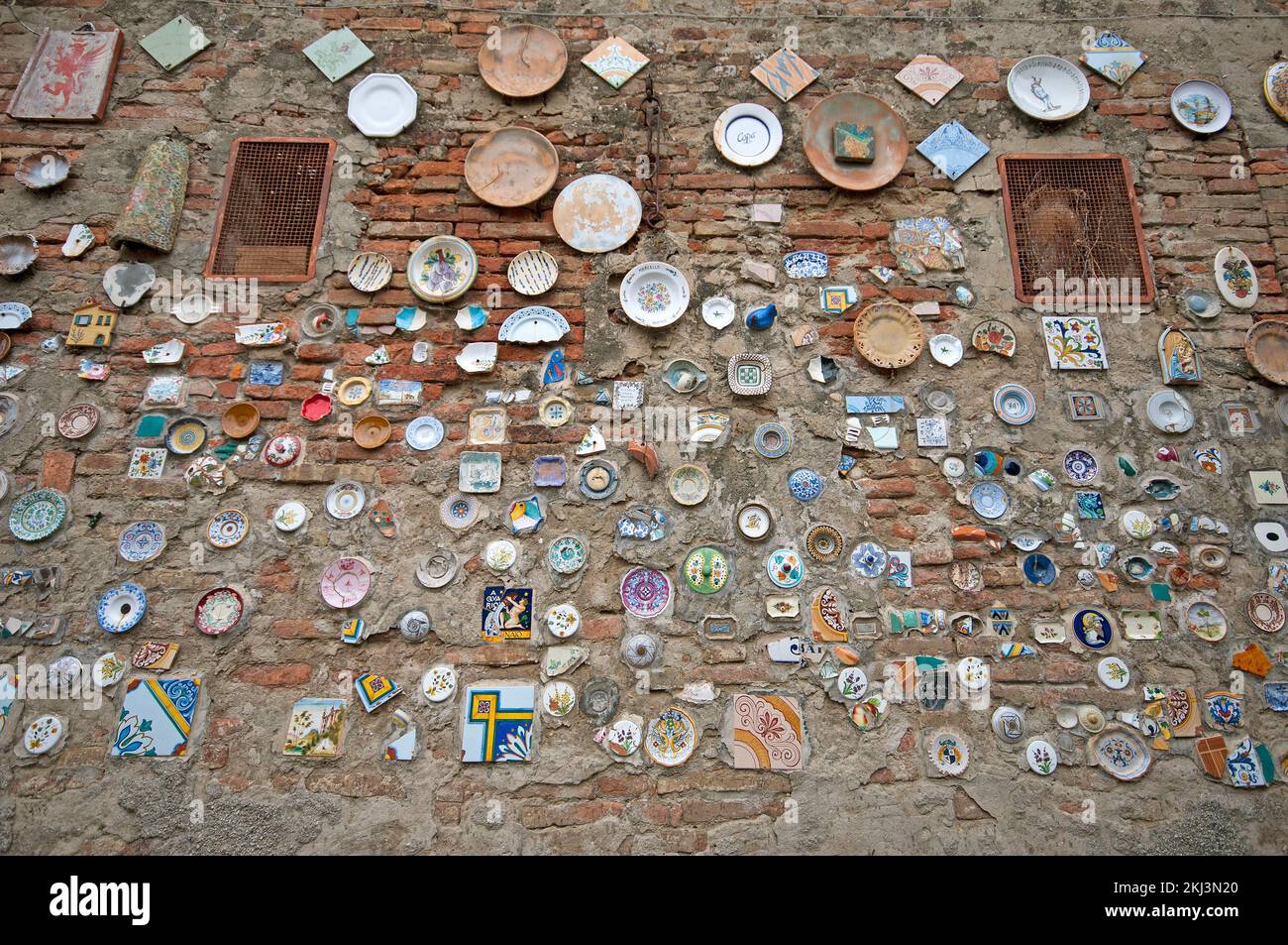 Mauer mit Scherben und alten Keramikplatten in Deruta, Perugia, Umbrien, Italien Stockfoto