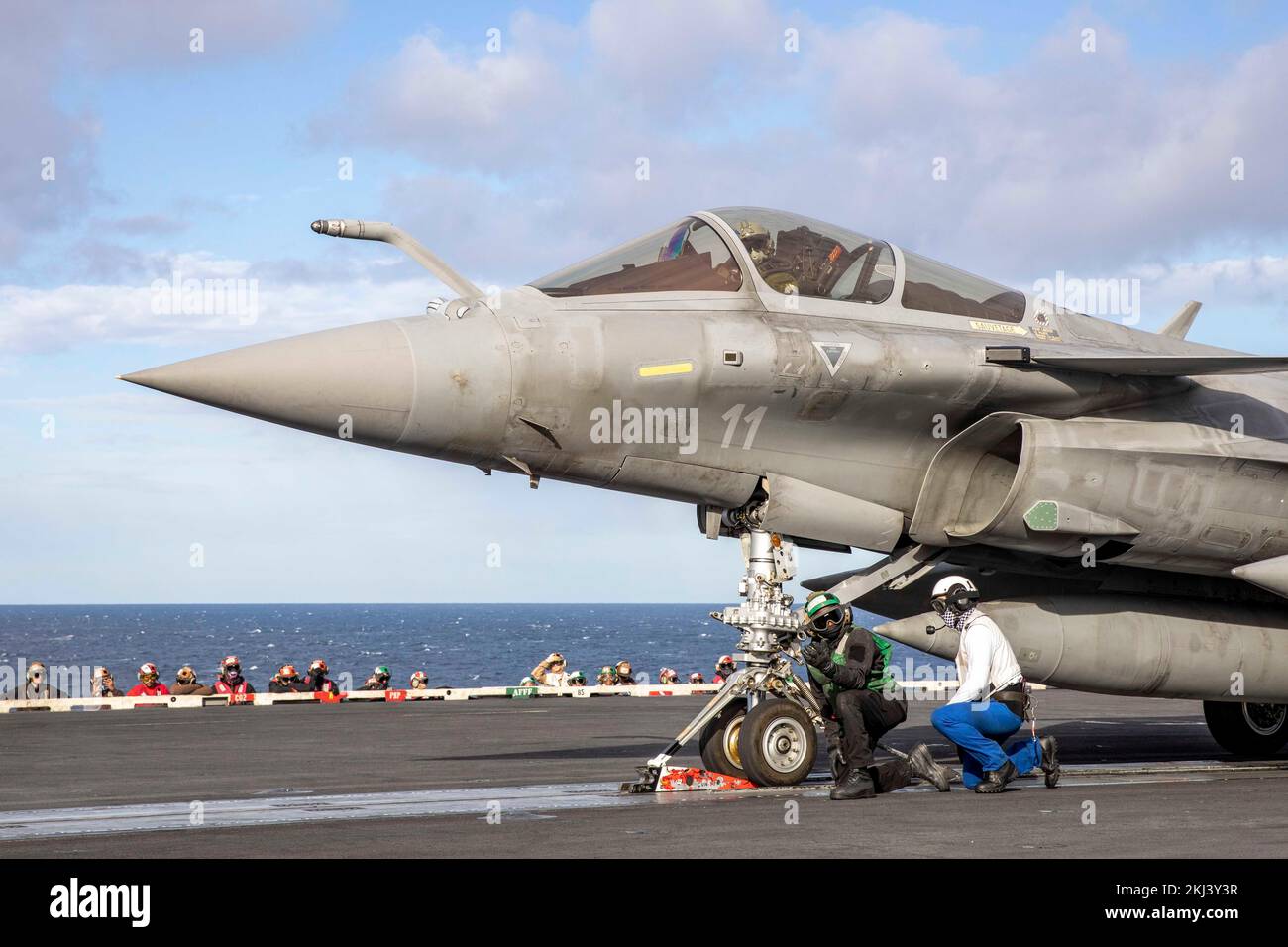 USS George HW Bush, Italien. 23.. November 2022. USA Marineteams bereiten einen französischen Kampfflugjet von Dassault Rafale vor, der vom Flugdeck des Flugzeugträgers USS George H.W. der Nimitz-Klasse gestartet werden soll Bush während des Betriebs mit mehreren Trägern am 23. November 2022 im Ionischen Meer. Kredit: MC3 Samuel Wagner/US Navy Photo/Alamy Live News Stockfoto