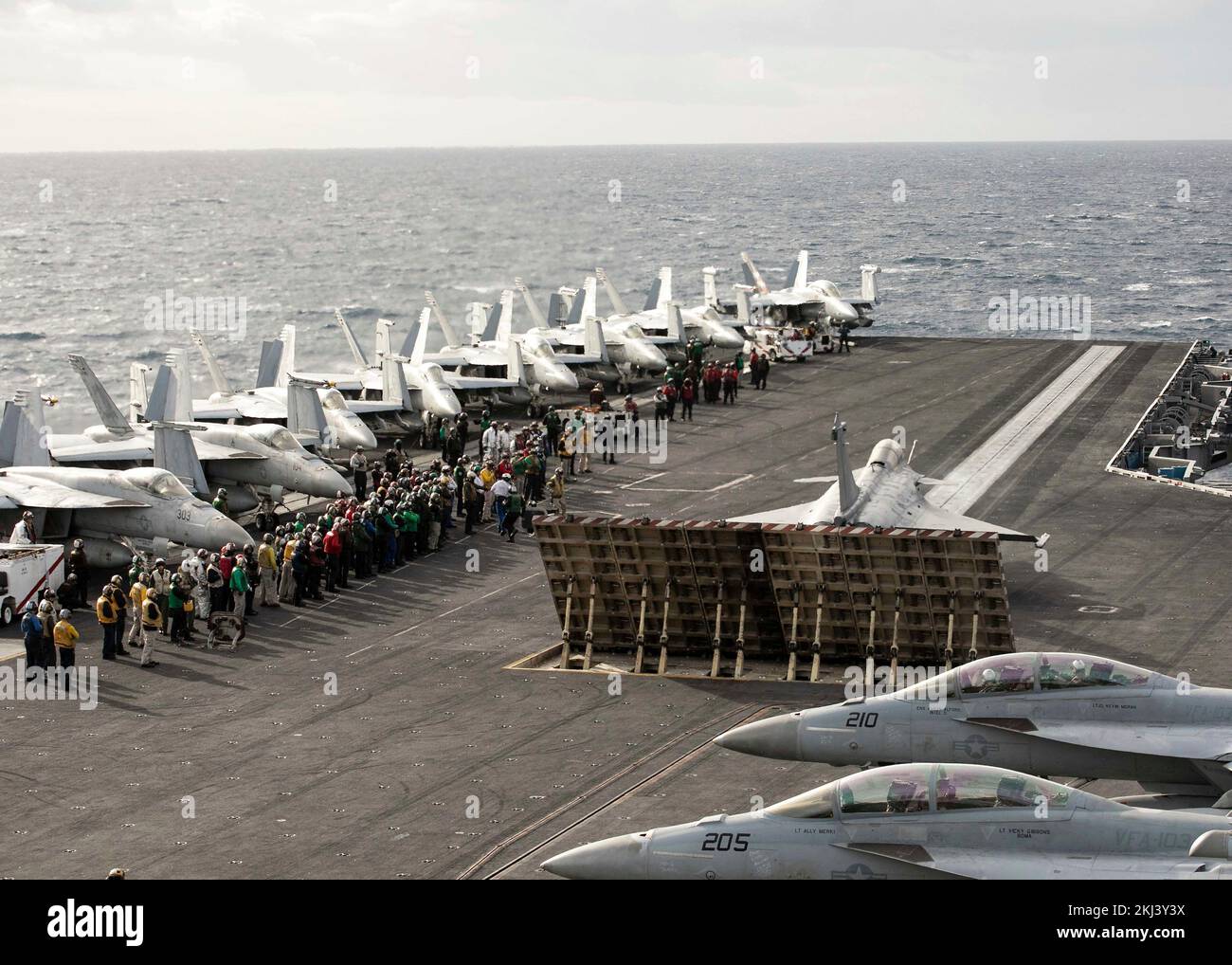 USS George HW Bush, Italien. 23.. November 2022. Ein Kampfflugjet der französischen Marine von Dassault Rafale startet vom Flugdeck des Flugzeugträgers der Nimitz-Klasse USS George H.W. Bush während des Betriebs mit mehreren Trägern am 23. November 2022 im Ionischen Meer. Kredit: LCDR Matthew Stroup/US Navy Photo/Alamy Live News Stockfoto