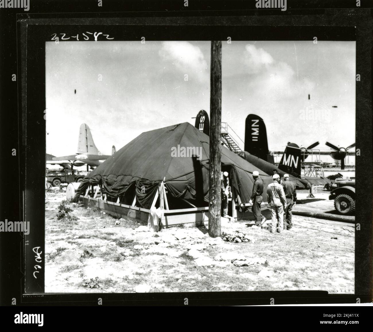 Projekt 22 - Testaktivitäten Zur Operation Schloss (Bikini/Enewetak). Zelt zum Wechseln kontaminierter Kleidung, Parry Island, F-4U im Hintergrund. Fotografien von atmosphärischen Nuklearversuchen auf Pacific Island und Nevada Testgelände. Stockfoto