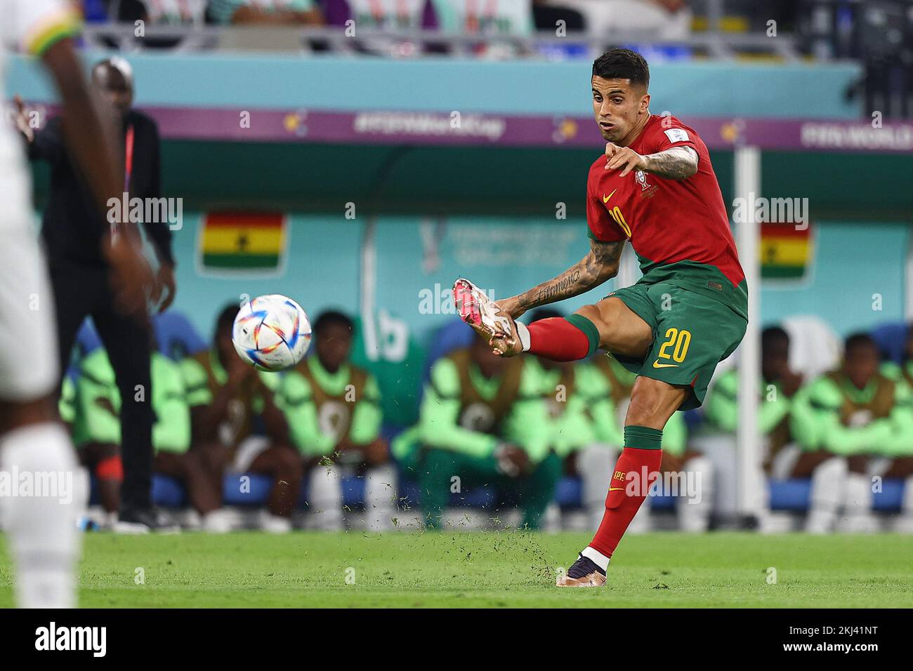 Joao Cancelo beim FIFA-Weltmeisterschaftsspiel Katar 2022 Gruppe G zwischen Portugal und Ghana am 24. November 2022 im Stadium 974 in Doha, Katar. (Foto: Pawel Andrachiewicz/PressFocus/Sipa USA) Guthaben: SIPA US/Alamy Live News Stockfoto