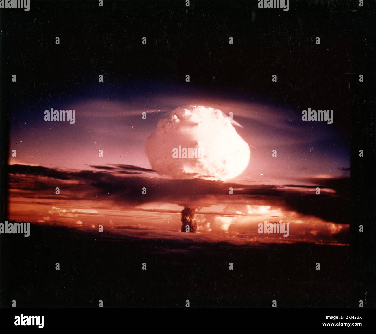 Projekt 21 - Operation Ivy (Enewetak/Bikini) Detonation. Mike Cloud, Luftaufnahme. Fotografien von atmosphärischen Nuklearversuchen auf Pacific Island und Nevada Testgelände. Stockfoto