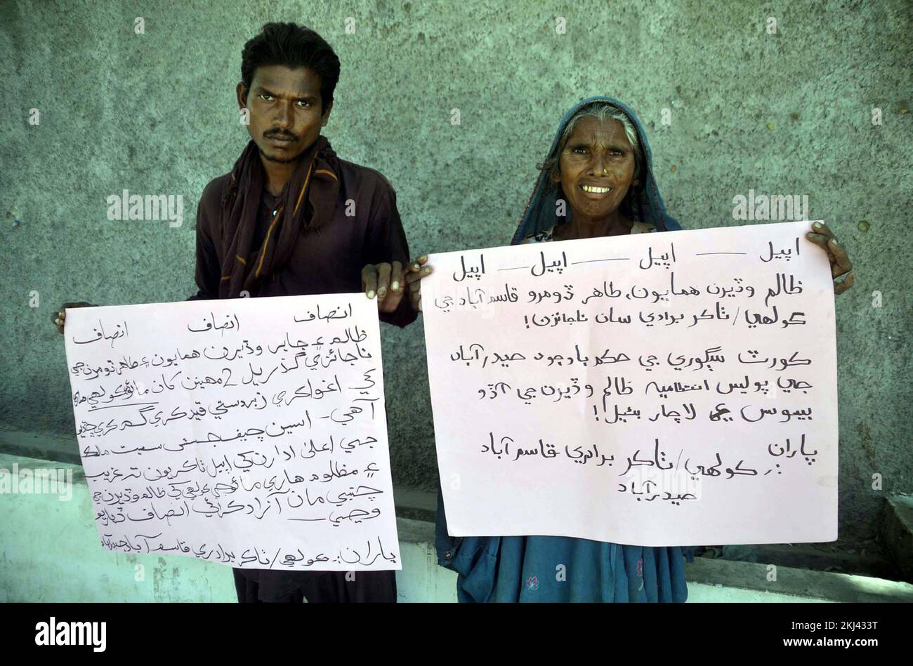 Die Bewohner von Qasimabad halten am Donnerstag, den 24. November 2022, im Presseclub Hyderabad eine Protestdemonstration gegen die hohe Händigkeit der Zufluss-Leute ab. Stockfoto