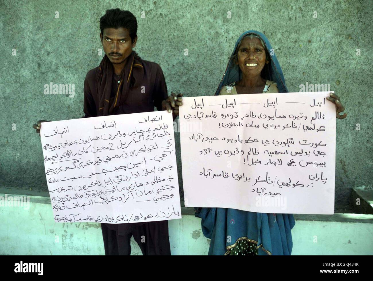 Die Bewohner von Qasimabad halten am Donnerstag, den 24. November 2022, im Presseclub Hyderabad eine Protestdemonstration gegen die hohe Händigkeit der Zufluss-Leute ab. Stockfoto