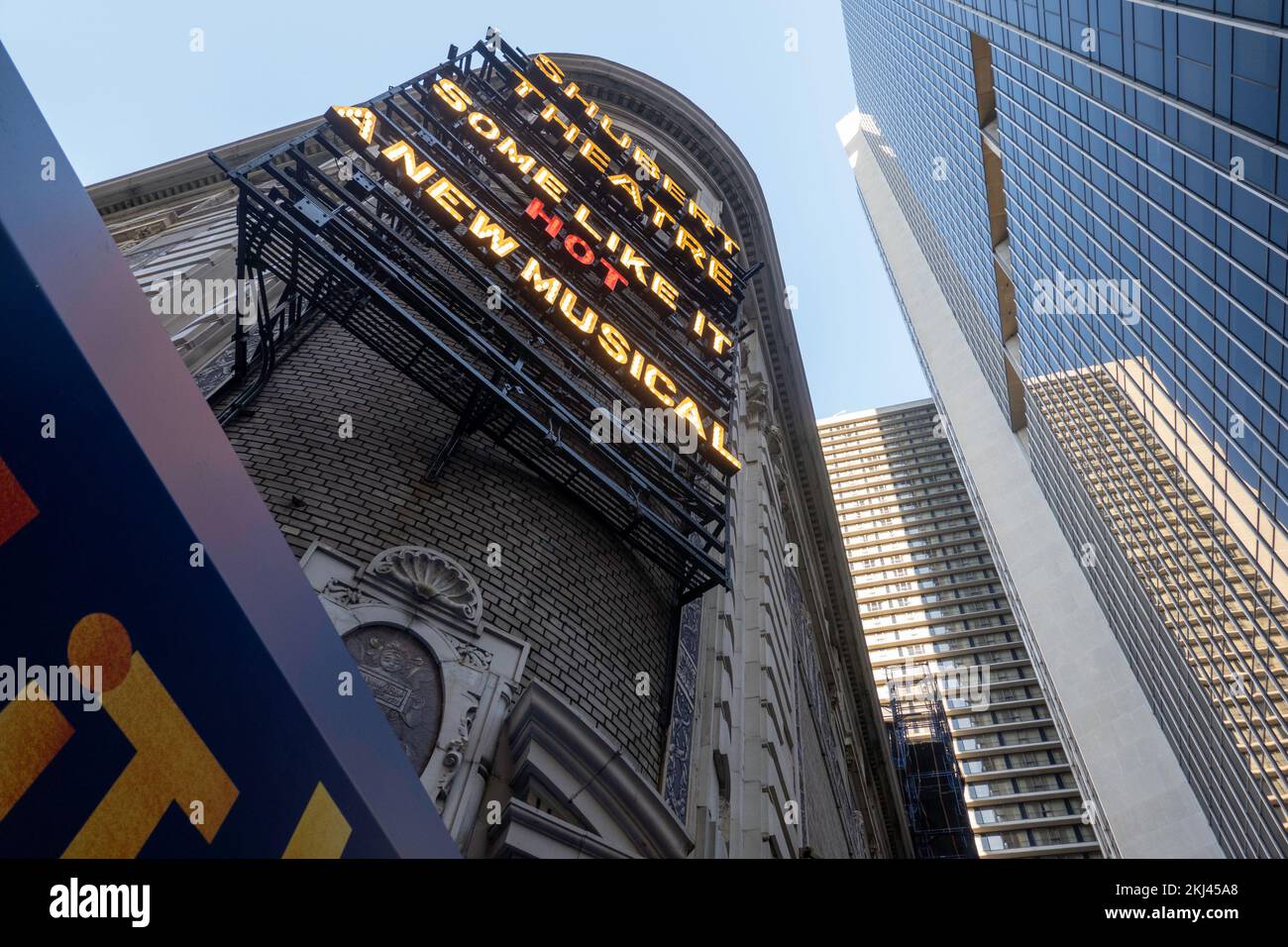 Shubert Theatre Marquee mit „Some Like IT Hot“, NYC, USA 2022 Stockfoto