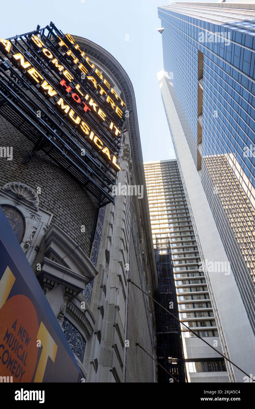 Shubert Theatre Marquee mit „Some Like IT Hot“, NYC, USA 2022 Stockfoto