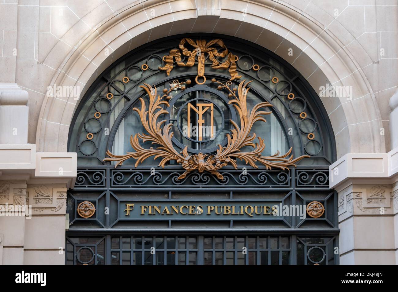 Schild und Logo am Eingang zu einem französischen öffentlichen Finanzzentrum, einer Einrichtung, die verschiedene Abteilungen des Trésor Public zusammenbringt Stockfoto