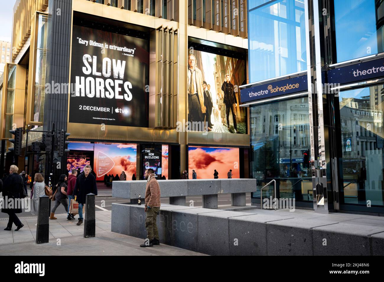 Auf einer riesigen 8k-Leinwand wird eine Anzeige für den neuen Film Slow Horses mit Gary Oldman gezeigt, der jetzt über Apple TV gestreamt wird. Sie wird am 22.. November 2022 im „Now Building“ auf der Charing Cross Road in London, England, über der Öffentlichkeit gesehen. Stockfoto