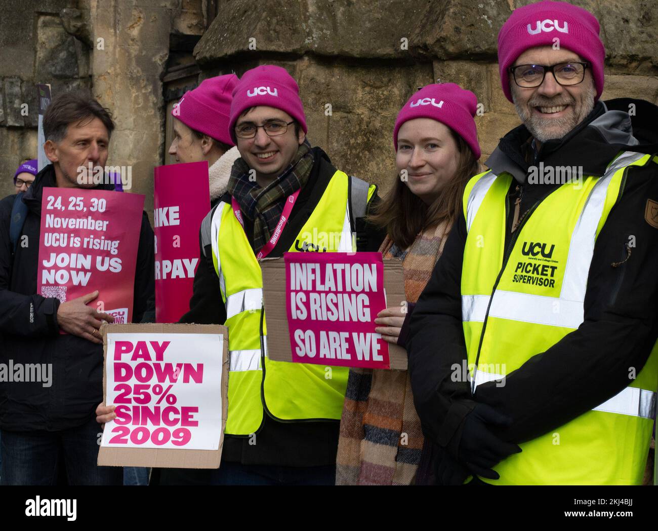 24.. November 2022 Cheltenham, Großbritannien. Die UCU-Mitglieder klettern vor Frances Close Hall, einem Campus der Universität von Gloucestershire. Die Union der Hochschuldozenten hat wegen der Bezahlung und der Bedingungen Arbeitskampfmaßnahmen eingeleitet, die bis weit ins Jahr 2023 andauern dürften. Bild: Robin Gaffney/Pathos Stockfoto