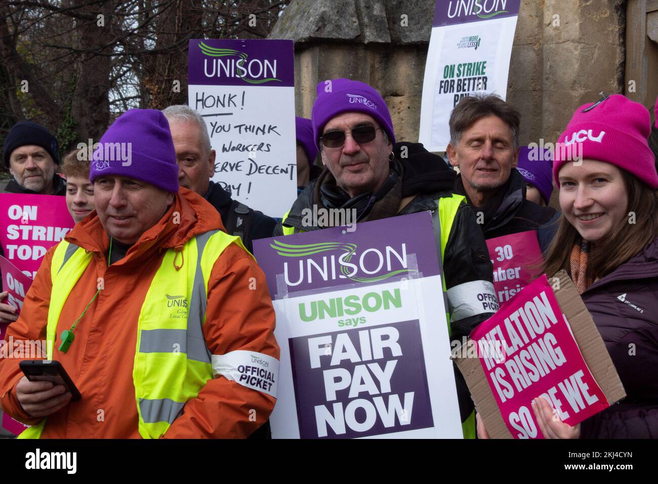 24.. November 2022 Cheltenham, Großbritannien. UNISON- und UCU-Mitglieder klettern vor Frances Close Hall, einem Campus der Universität von Gloucestershire. Die Union der Hochschuldozenten hat wegen der Bezahlung und der Bedingungen Arbeitskampfmaßnahmen eingeleitet, die bis weit ins Jahr 2023 andauern dürften. Bild: Caitlin Hayes/Pathos Stockfoto