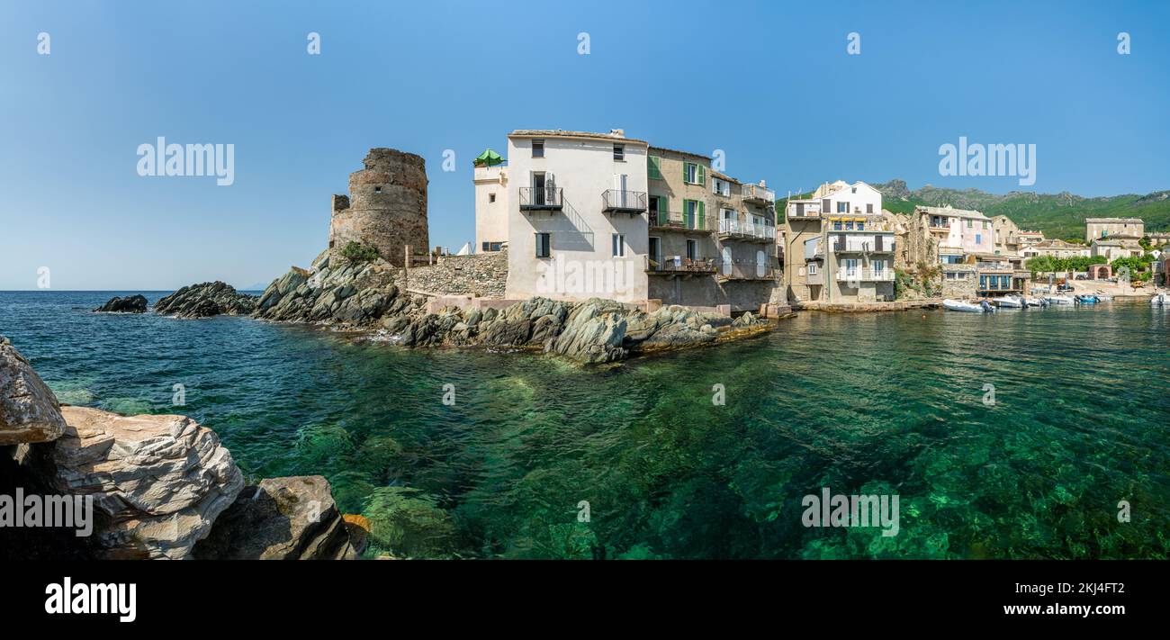 Das malerische Dorf Erbalunga an einem Sommermorgen in Cap Corse, Korsika, Frankreich. Stockfoto