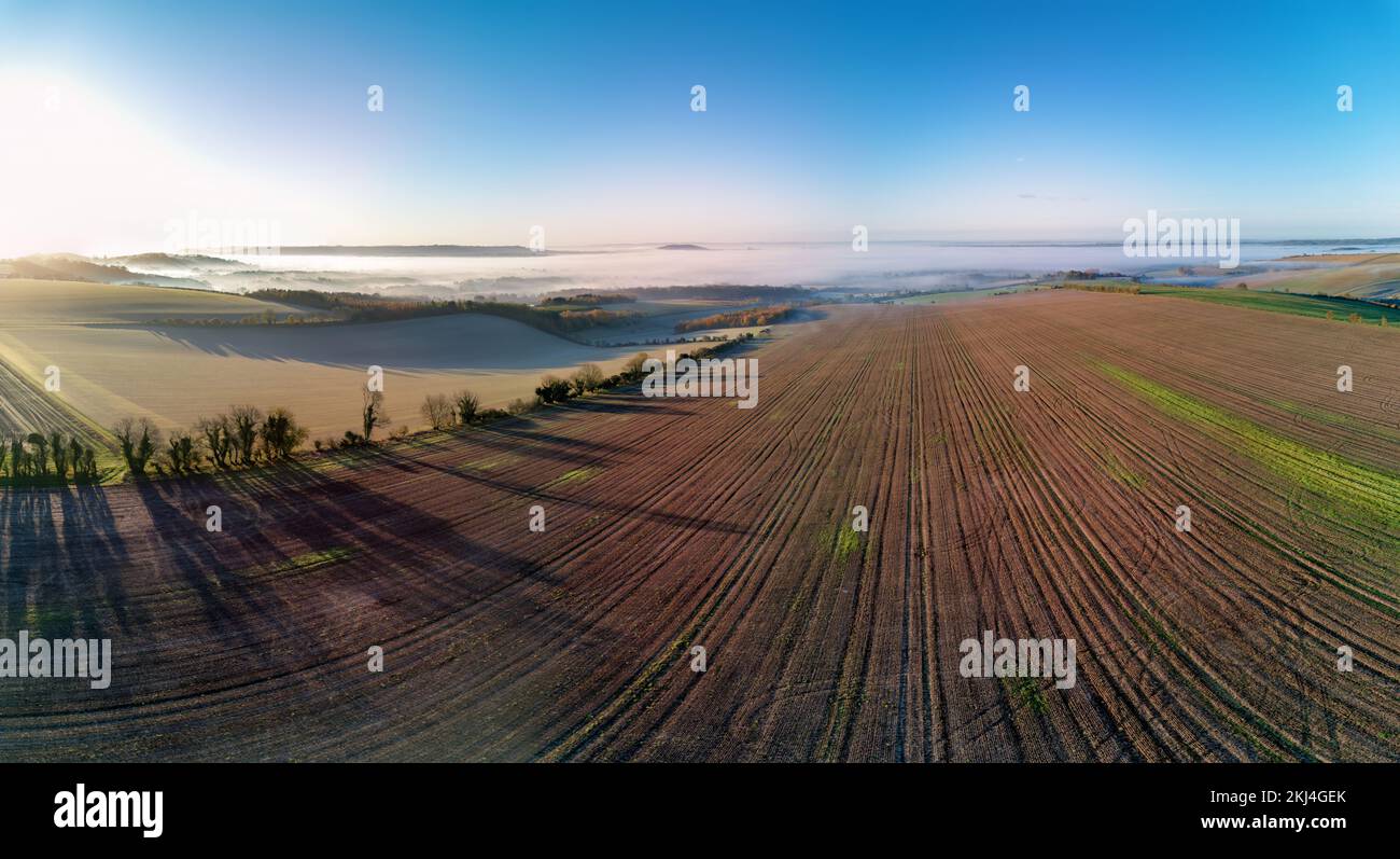 Ein Blick aus der Vogelperspektive an einem nebligen Herbstmorgen über Cranborne Chase AONB in Wiltshire, Großbritannien Stockfoto
