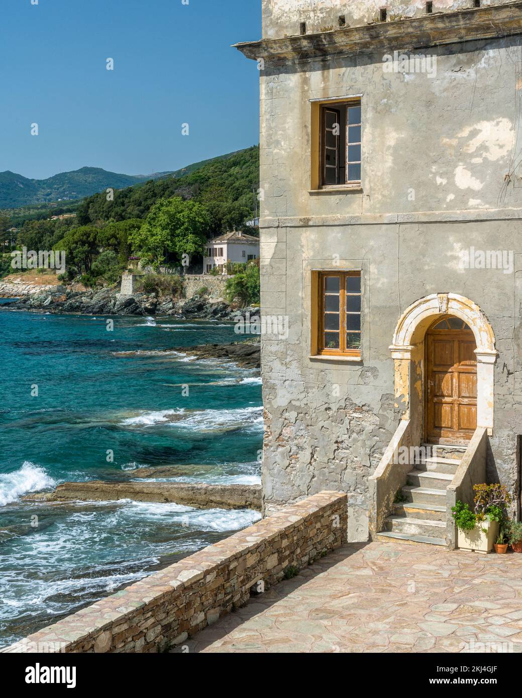 Das malerische Dorf Erbalunga an einem Sommermorgen in Cap Corse, Korsika, Frankreich. Stockfoto