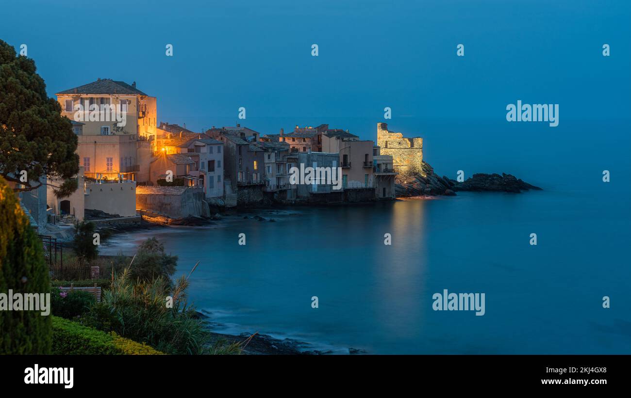 Das malerische Dorf Erbalunga an einem Sommerabend in Cap Corse, Korsika, Frankreich. Stockfoto