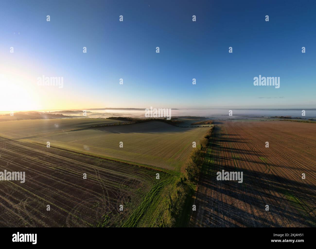 Ein Blick aus der Vogelperspektive an einem nebligen Herbstmorgen über Cranborne Chase AONB in Wiltshire, Großbritannien Stockfoto