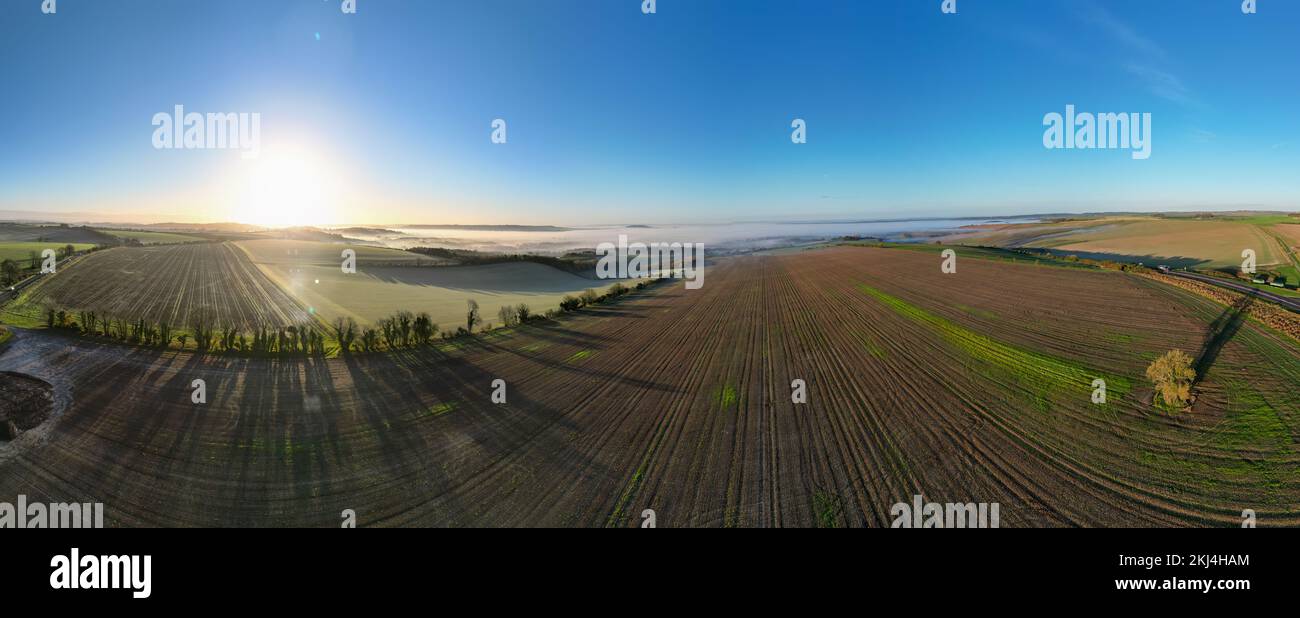 Ein Blick aus der Vogelperspektive an einem nebligen Herbstmorgen über Cranborne Chase AONB in Wiltshire, Großbritannien Stockfoto