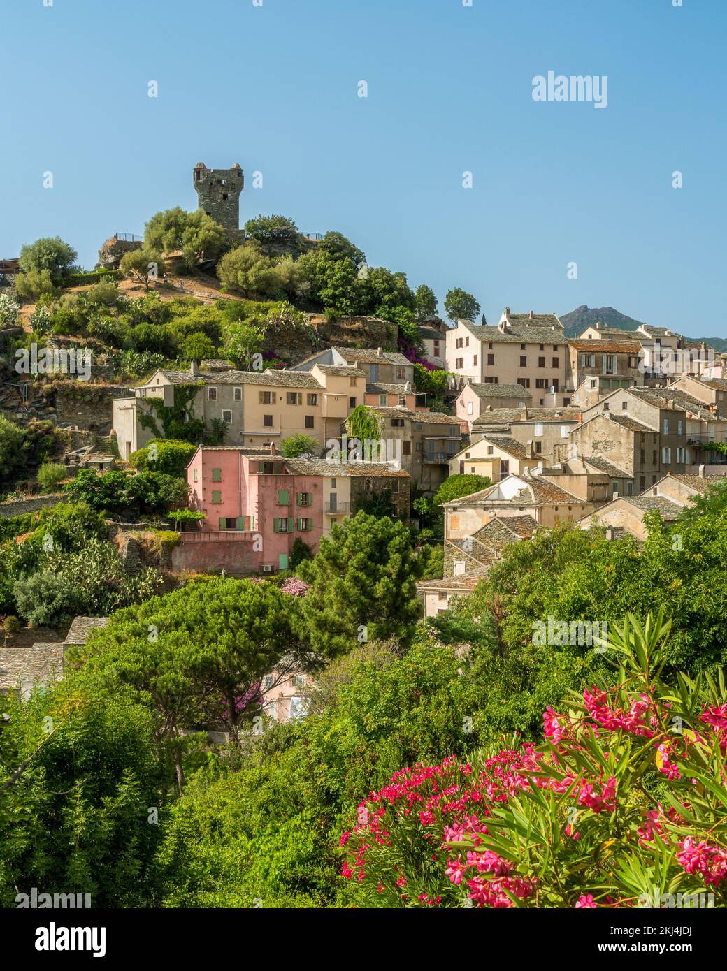 Das wunderschöne Dorf Nonza an einem Sommernachmittag in Corse, Frankreich. Stockfoto