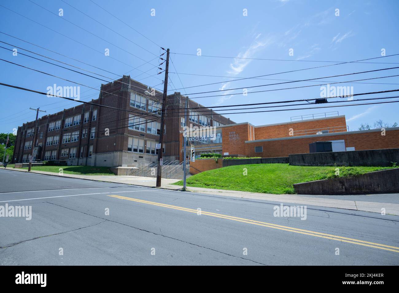 An einem warmen Sommertag steht die Raub Middle School leer. Allentown, Pennsylvania Stockfoto