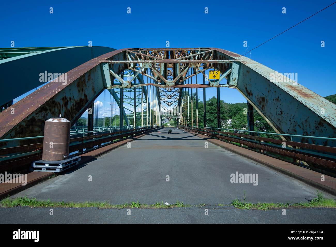 Die Justice Harlan Fiske Stone Bridge ist an einem heißen Juni-Nachmittag von der Seite von Vermont aus zu sehen. Stockfoto