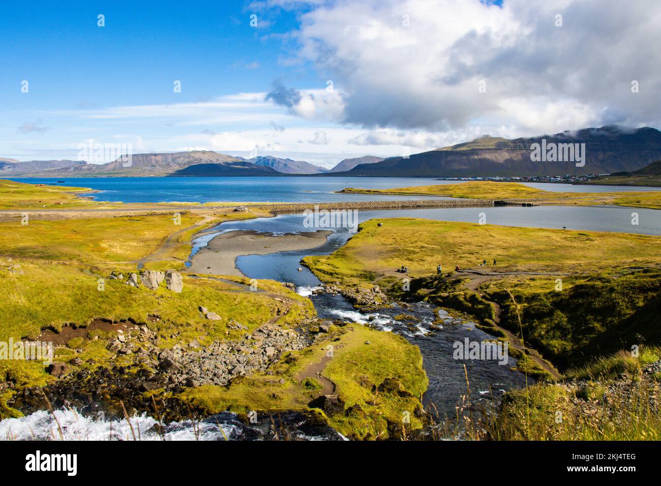 Kirkjufellsfoss trifft im Sommer august den nordatlantischen Ozean in island Stockfoto