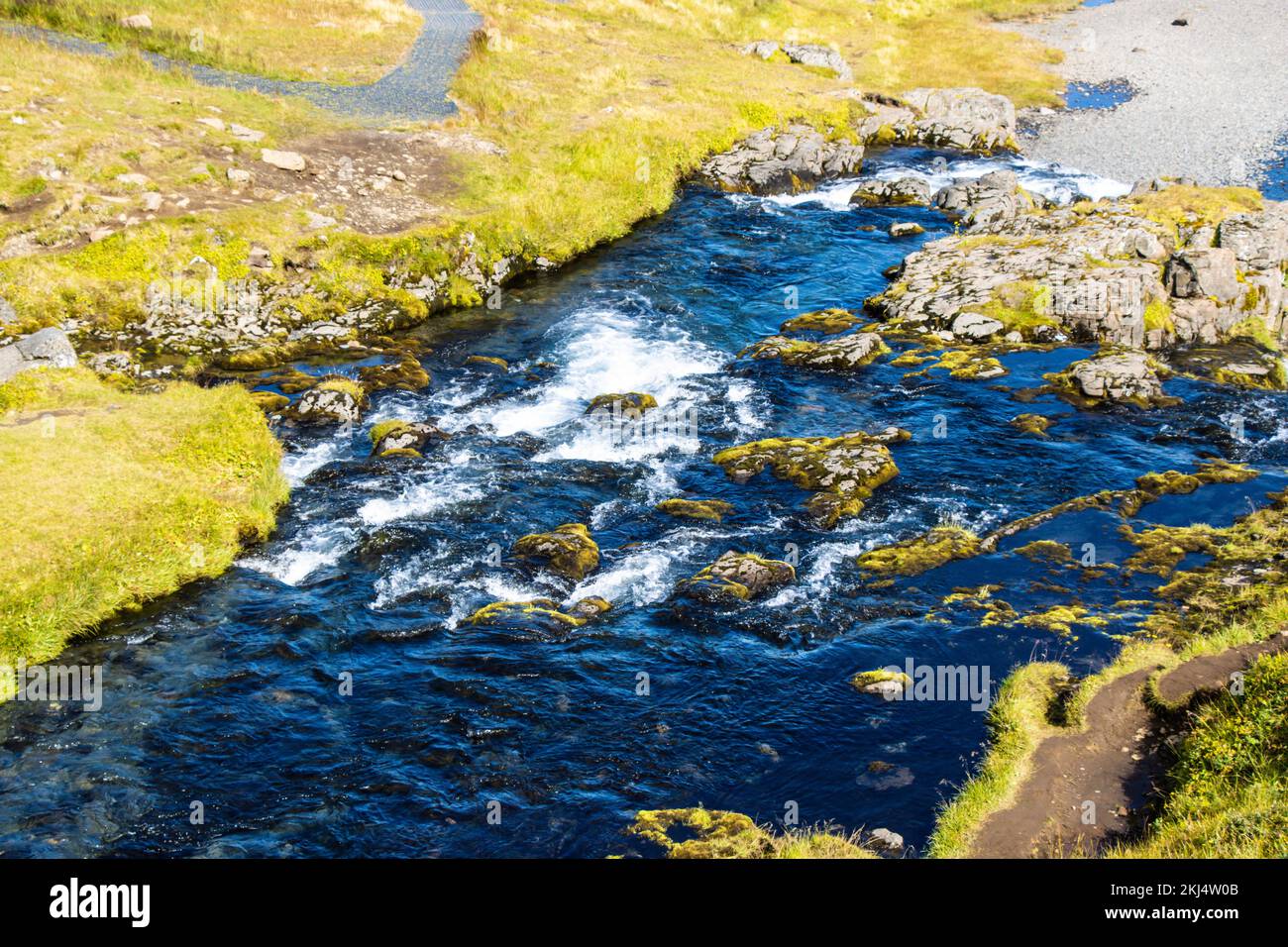 Kirkjufellsfoss trifft im Sommer august den nordatlantischen Ozean in island Stockfoto